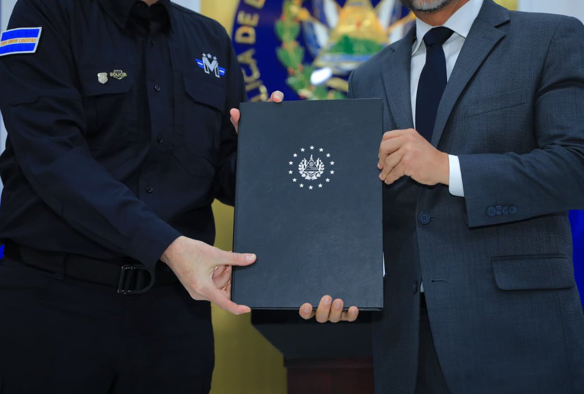 chamaguaJR's tweet photo. Hoy somos testigos de un momento decisivo para El Salvador. El Gabinete de Seguridad ha presentado ante la @AsambleaSV una reforma constitucional para habilitar la cadena perpetua, actualmente prohibida, para los crímenes más atroces: asesinos, violadores y terroristas. https://t.co/Zg0uQpaBcP