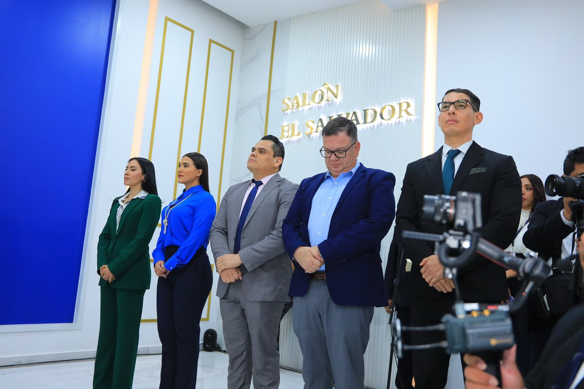 chamaguaJR's tweet photo. Hoy somos testigos de un momento decisivo para El Salvador. El Gabinete de Seguridad ha presentado ante la @AsambleaSV una reforma constitucional para habilitar la cadena perpetua, actualmente prohibida, para los crímenes más atroces: asesinos, violadores y terroristas. https://t.co/Zg0uQpaBcP