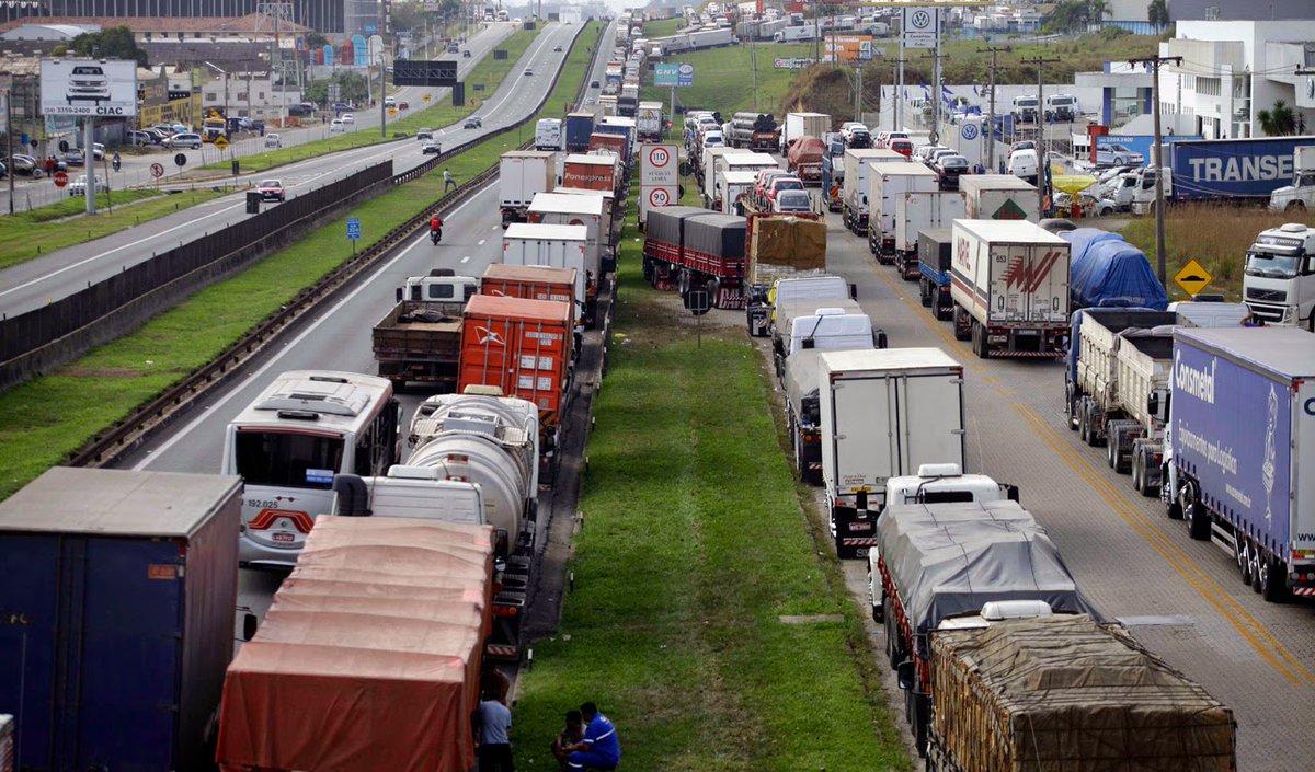 Alexmorettibr's tweet photo. URGENTE: Caminhoneiros anunciam paralisação geral da categoria devido à alta no preço do diesel e à falta de apoio do governo Lula para resolver a situação.

Caminhoneiros de São Paulo, Rio de Janeiro, Goiás, Paraná e Rio Grande do Sul estão confirmando adesão à greve geral.

Na manhã desta terça-feira, houve uma reunião no porto de Santos para discutir uma mobilização nacional da categoria, e a maioria se manifestou a favor da paralisação.