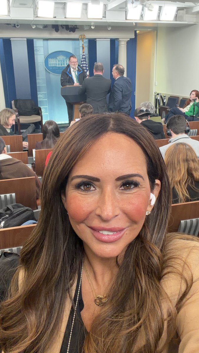 Scarlett Johnson tweet media