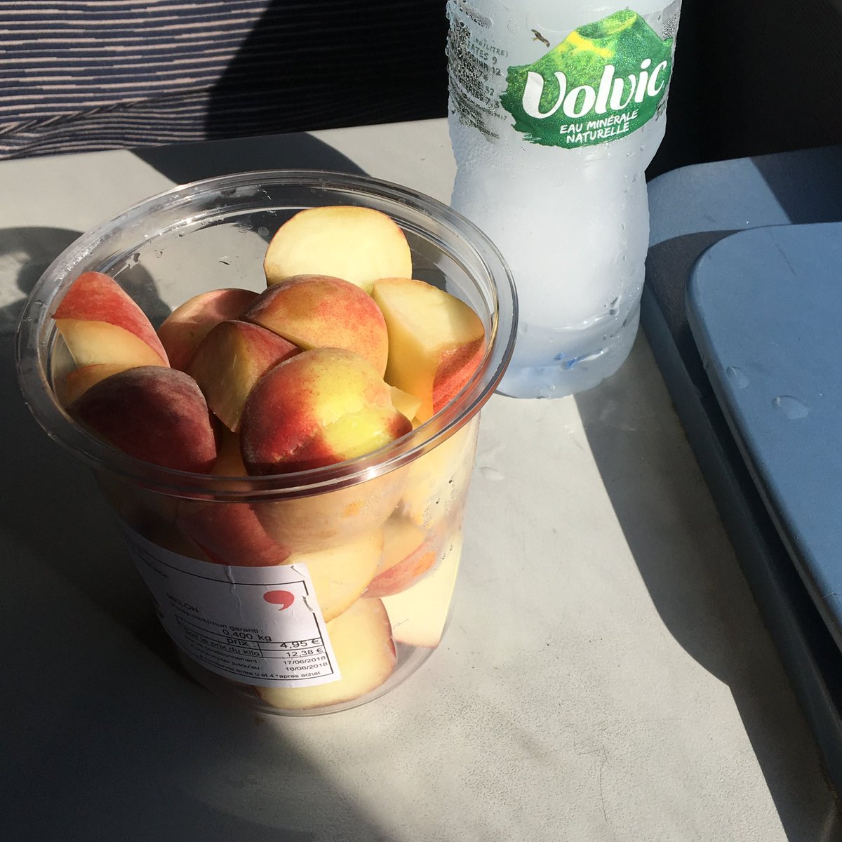 요즘 여행 사진 보면 느낀건 예쁜거 보고 좋은 곳에 갔던 좋은 기억들도 많지만 그냥 잔디밭이나 계단에 무작정 앉아서 간단한 거 먹으면서 다음엔 어디 갈지 아까 다녀왔던 곳은 어땠는지 가볍게 얘기 나누던 거랑 기차 타고 간식 먹으면서 다른 나라 넘어갈 때 괜히 설레던 그 기분들이 너무 그리워