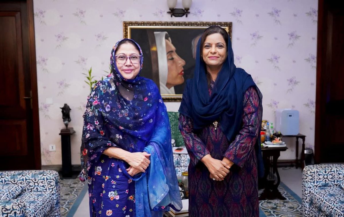 GhalibJunejo9's tweet photo. کراچی: پیپلز پارٹی کی مرکزی رہنماء و رکن قومی اسمبلی ڈاکٹر نفیسہ شاہ کا پی پی پی شعبہ خواتین کی مرکزی صدر فریال تالپور  سے ملاقات

ملاقات میں اپنے حلقے خیرپور اور موجودہ سیاسی صورتحال پر تبادل خیال کیا گیا،
@BakhtawarBZ @BBhuttoZardari @ShahNafisa https://t.co/SZEV9IwZtz