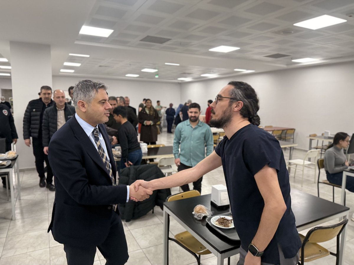 mardinilsaglik's tweet photo. Mardin Eğitim ve Araştırma Hastanesi’nde İftar Buluşması

İl Sağlık Müdürümüz Uzm. Dr. Saffet Yavuz, Kamu Hastaneleri Hizmetleri Başkanlığı ile birlikte, Mardin Eğitim ve Araştırma Hastanesi’nde düzenlenen iftar programında, hastanelerimizin başhekimleri, başhekim yardımcıları, hastane müdürleri, hastane yönetimi ve sağlık personelleriyle bir araya geldi.

İftar programında başhekimler, başhekim yardımcıları, hastane müdürleri ve hastane yönetimiyle birlikte sağlık personelleriyle aynı sofrayı paylaşan İl Sağlık Müdürümüz ve beraberindeki heyet, çalışanlarla sohbet ederek sunulan sağlık hizmetlerine ilişkin değerlendirmelerde bulundu. Sağlık çalışanlarının özverili ve kesintisiz hizmet anlayışına vurgu yapılan program, birlik ve dayanışma duygularının pekişmesine vesile olurken, tüm personele teşekkür edilmesiyle sona erdi.
@sbkhgm