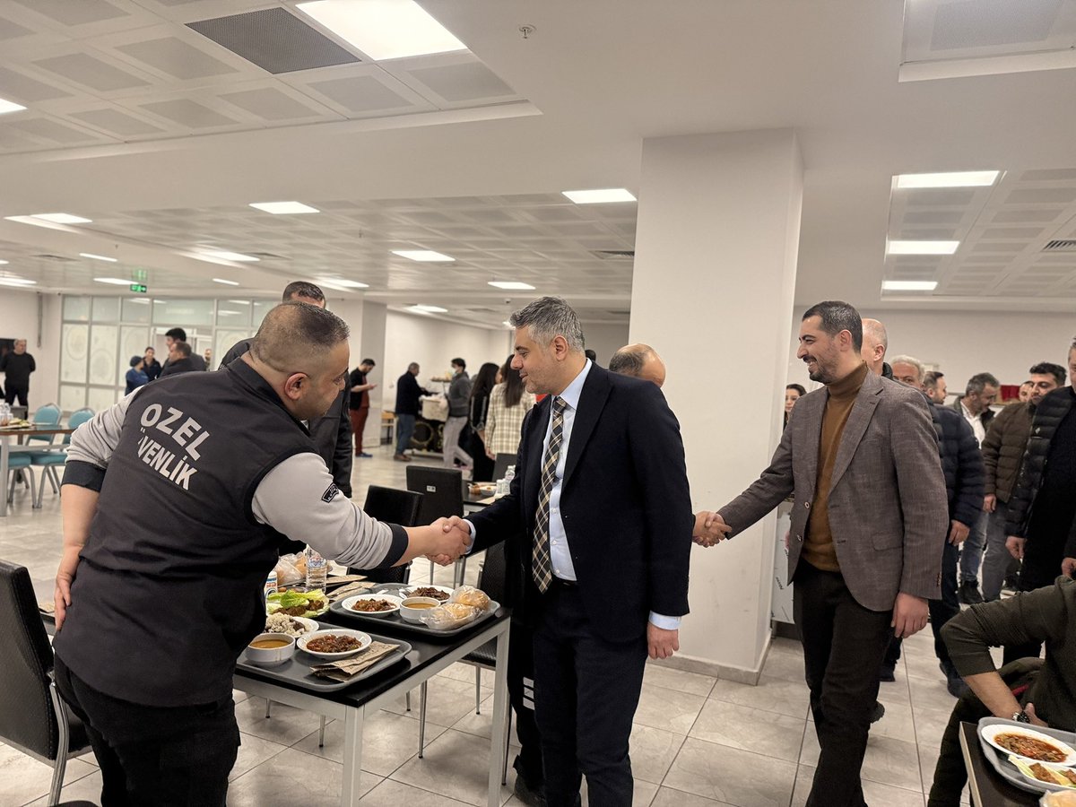 mardinilsaglik's tweet photo. Mardin Eğitim ve Araştırma Hastanesi’nde İftar Buluşması

İl Sağlık Müdürümüz Uzm. Dr. Saffet Yavuz, Kamu Hastaneleri Hizmetleri Başkanlığı ile birlikte, Mardin Eğitim ve Araştırma Hastanesi’nde düzenlenen iftar programında, hastanelerimizin başhekimleri, başhekim yardımcıları, hastane müdürleri, hastane yönetimi ve sağlık personelleriyle bir araya geldi.

İftar programında başhekimler, başhekim yardımcıları, hastane müdürleri ve hastane yönetimiyle birlikte sağlık personelleriyle aynı sofrayı paylaşan İl Sağlık Müdürümüz ve beraberindeki heyet, çalışanlarla sohbet ederek sunulan sağlık hizmetlerine ilişkin değerlendirmelerde bulundu. Sağlık çalışanlarının özverili ve kesintisiz hizmet anlayışına vurgu yapılan program, birlik ve dayanışma duygularının pekişmesine vesile olurken, tüm personele teşekkür edilmesiyle sona erdi.
@sbkhgm