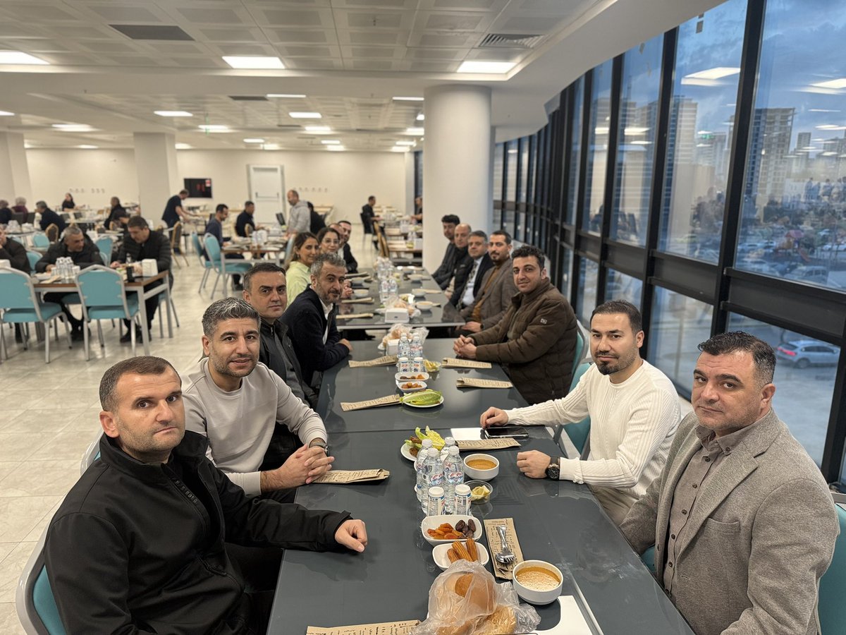 mardinilsaglik's tweet photo. Mardin Eğitim ve Araştırma Hastanesi’nde İftar Buluşması

İl Sağlık Müdürümüz Uzm. Dr. Saffet Yavuz, Kamu Hastaneleri Hizmetleri Başkanlığı ile birlikte, Mardin Eğitim ve Araştırma Hastanesi’nde düzenlenen iftar programında, hastanelerimizin başhekimleri, başhekim yardımcıları, hastane müdürleri, hastane yönetimi ve sağlık personelleriyle bir araya geldi.

İftar programında başhekimler, başhekim yardımcıları, hastane müdürleri ve hastane yönetimiyle birlikte sağlık personelleriyle aynı sofrayı paylaşan İl Sağlık Müdürümüz ve beraberindeki heyet, çalışanlarla sohbet ederek sunulan sağlık hizmetlerine ilişkin değerlendirmelerde bulundu. Sağlık çalışanlarının özverili ve kesintisiz hizmet anlayışına vurgu yapılan program, birlik ve dayanışma duygularının pekişmesine vesile olurken, tüm personele teşekkür edilmesiyle sona erdi.
@sbkhgm