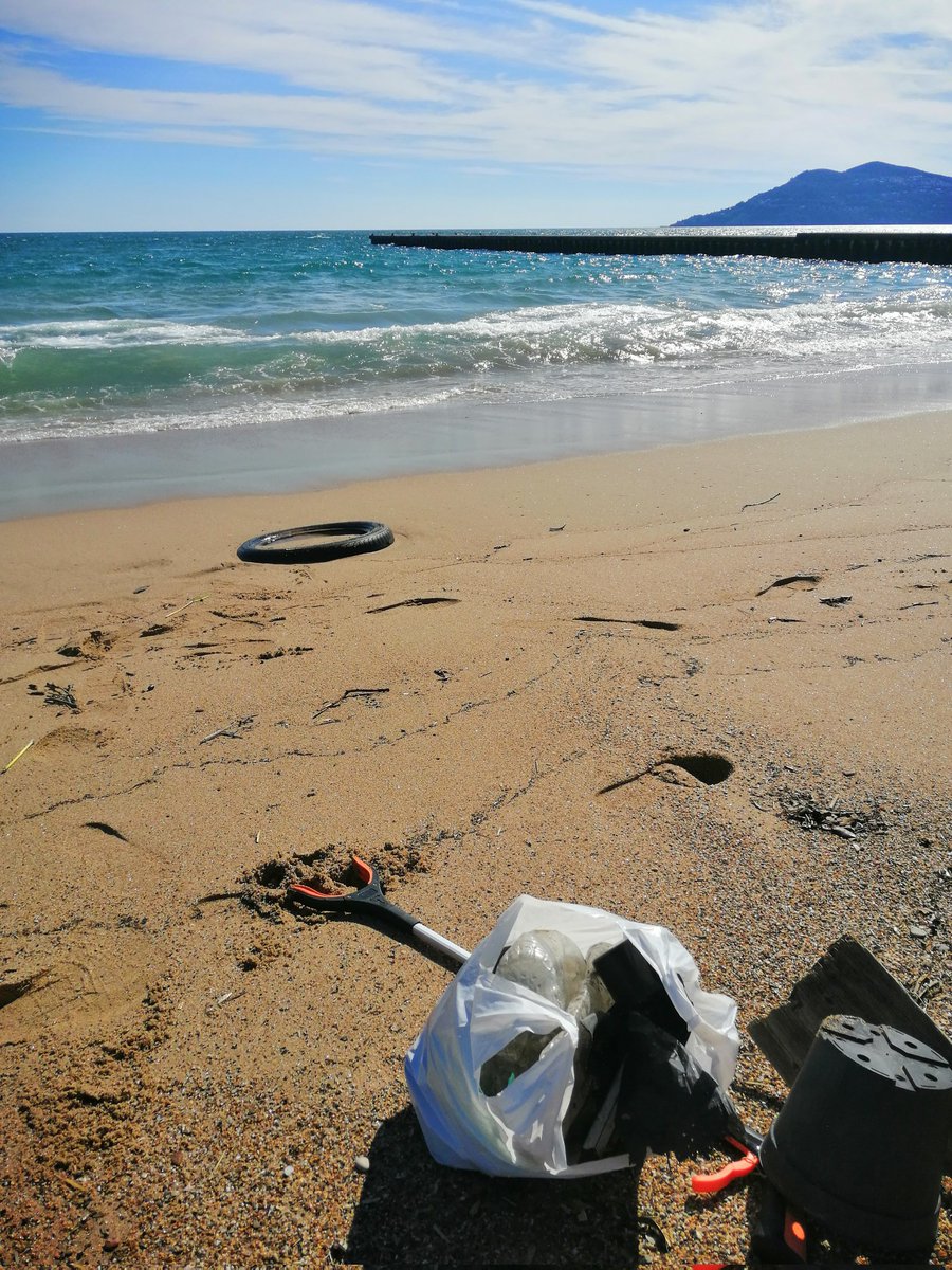 Rogowiczfreder1's tweet photo. Ramasse #pollutions #baiedelerins
De loin je pensais à un pneu de vélo
Que nenni,...
Un peu d'astuce, d'espièglerie, c'est la vie 🎶 et il y en aura encore
#alpesmaritimes
Un pneu de moins pour les gens du futur. https://t.co/h8nWGGK91C