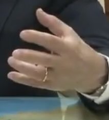 andredimauro's tweet photo. Same-sized fingers = AI
I’m sorry, but their image generator is very bad. It always makes the same mistakes and can’t get fingers right. Many current video AIs have already fixed this. What model are they using?
#Netanyahu #NetanyahuAI #BibiBot https://t.co/Q4YlxkV2Hp