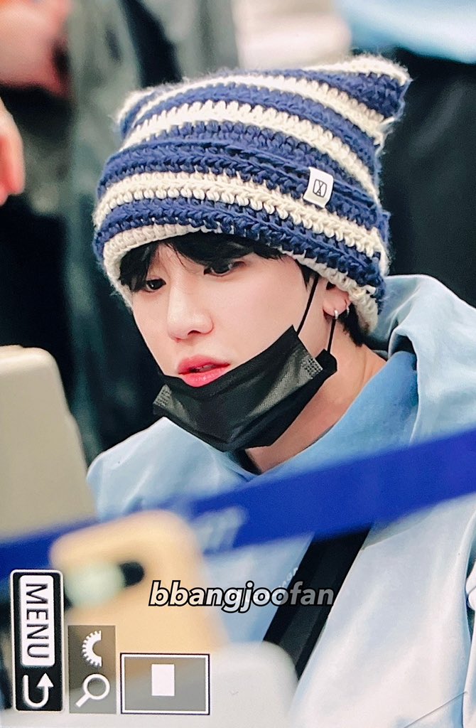 강아지보는 강아지 진짜 너무귀엽게생겻지