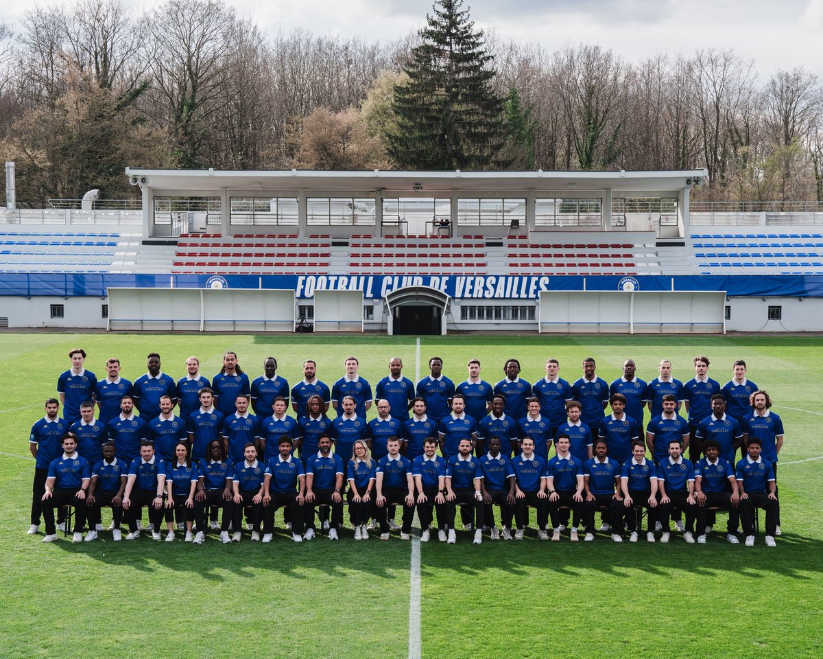 FC_Versailles's tweet photo. UNE SEULE ÉQUIPE. 💙

Au FC Versailles, chacun compte : joueurs, staff, administratifs, dirigeants. 🫂

C’est pourquoi toute l’équipe est réunie sur la photo officielle 2025-2026 ! ✊

#UneSeuleÉquipe https://t.co/i4GZSeZxM3