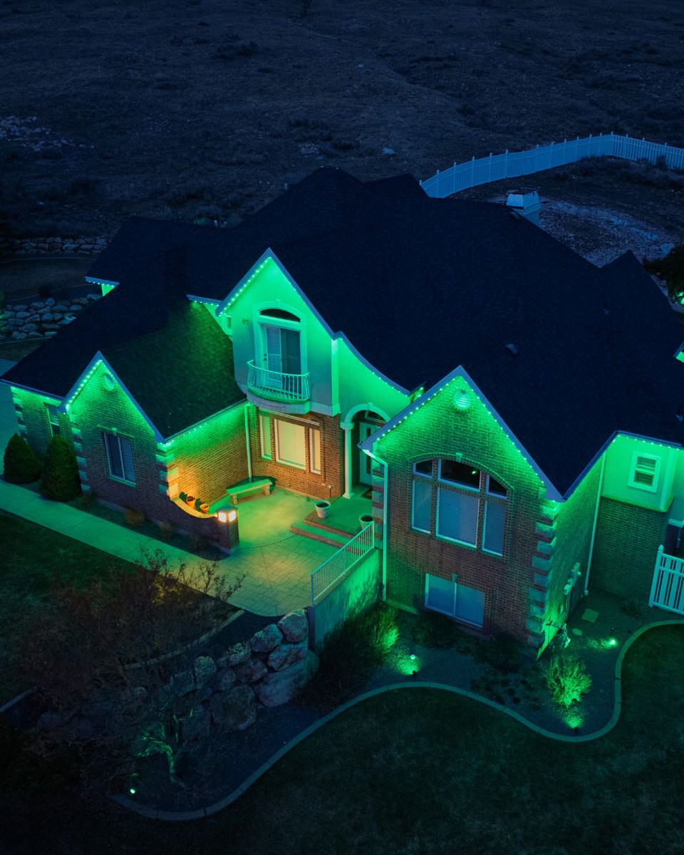 JF_Lighting's tweet photo. Happy St. Patrick's Day! 🍀 
Whether you're celebrating with corned beef and collard greens 🥬 or with a pint with good friends, 🍻 we hope the Luck of the Irish is with you! Show off your green and tag us in your celebrations this evening! https://t.co/Hix8kD9RKL