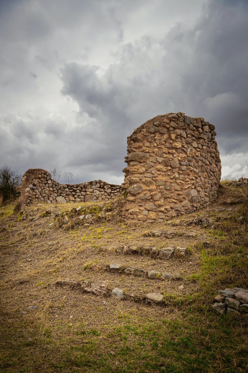 La sección del Qhapaq Ñan que une Hatun Xauxa y Hatun Chaka cuenta con aproximadamente con 5 km y atraviesa paisajes del valle de Jauja y conserva sitios del Tawantinsuyo, como el centro administrativo de Hatun Xauxa y las colcas incas de Shushunya.