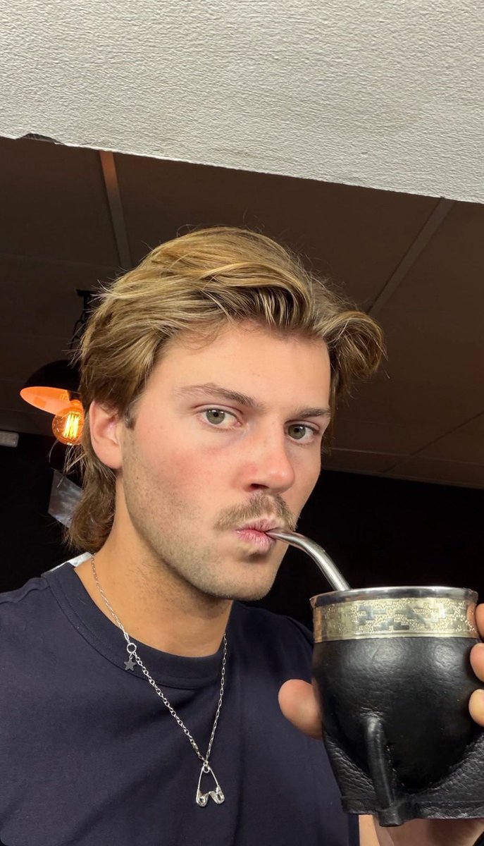 INTOODEEPSEAVEY's tweet photo. ruel se fue 100% argentinizado https://t.co/jDCE1vVZQ2