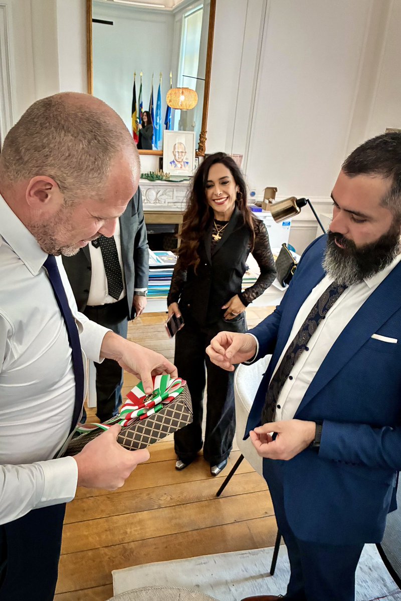 SafaiDarya's tweet image. Samen met een groep betrokken Iraniërs, en op initiatief van Sepehr en zijn vrienden, hebben wij de minister van Defensie, Theo Francken, bedankt voor zijn voortdurende steun aan het Iraanse volk in de strijd tussen licht en duisternis.

Deze blijk van waardering voor een trouwe