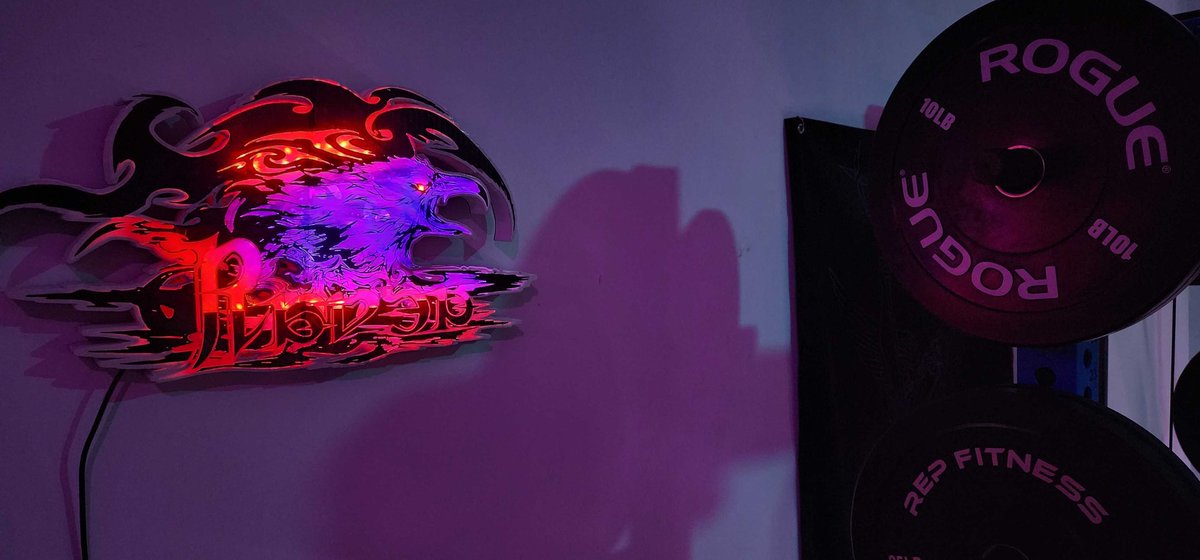 A customer comissioned me to make them a Giant Ravens Sign from #FINALFANTASYXIV, It was suppose to be 20x20in but ended up being 28x26in worked out 10x better!

I rarely get requests but really loved making it! The fact it arrived safely with 0 issues was bettet tbh.
#ffxivart