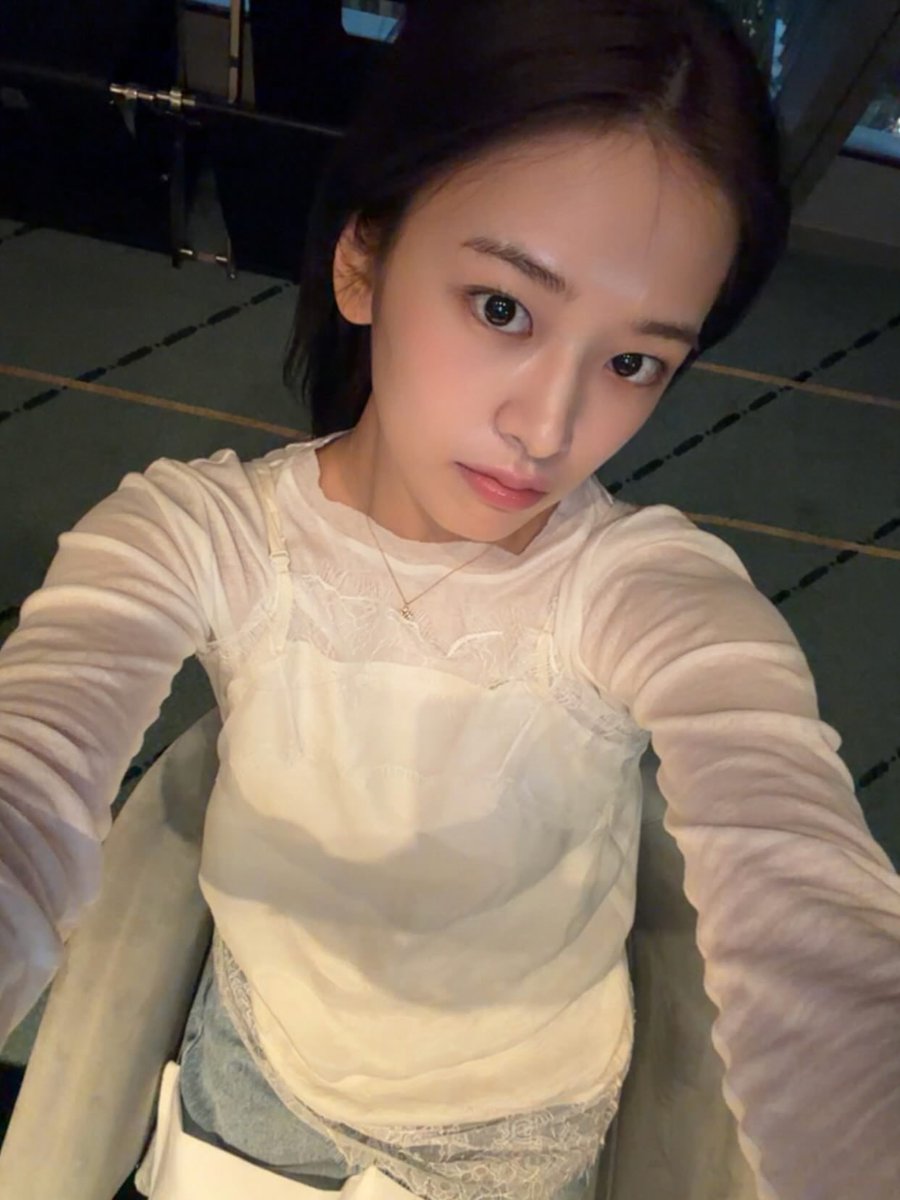 just yujin’s selca tweet media