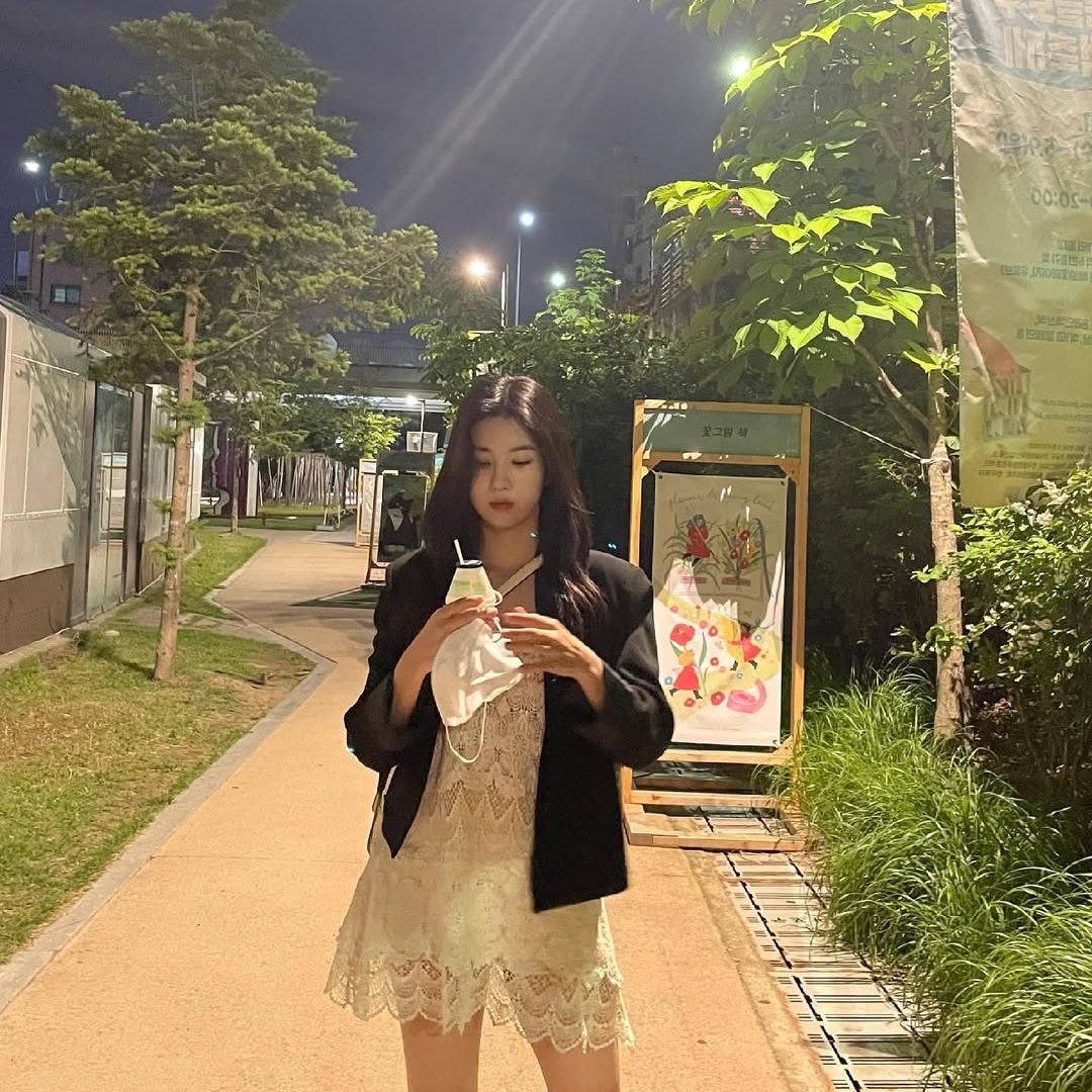 roenakarsa's tweet photo. ⠀
Singkat saja; karena ngga bisa tidur seperti biasa, saya jadinya jalan-jalan sebentar di sekitar gang rumah—sambil minum susu pisang kesayangan.
⠀ https://t.co/plDysSOvJ9