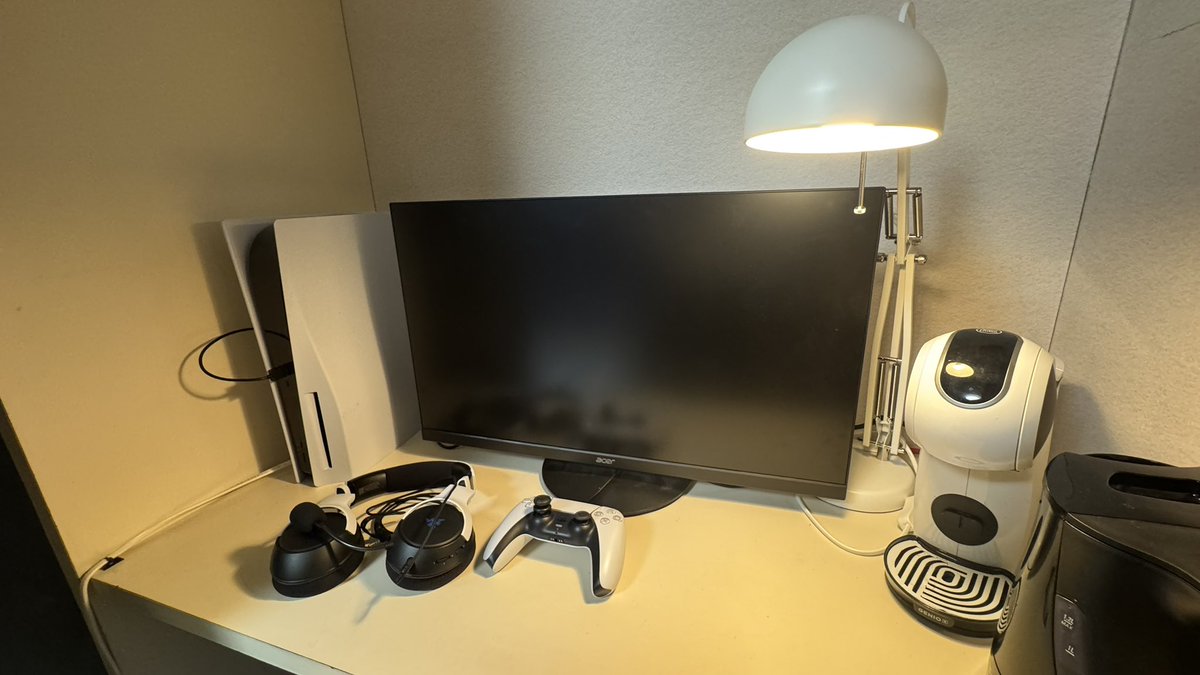 Take3po52's tweet photo. やっとみんなとゲーム出来る😭
アップデート完了✌️
クローゼットはゲームコーナーになりました。
 #一人暮らし   #ps5  #クローゼットはゲーム部屋 https://t.co/RyJSUJHfwC