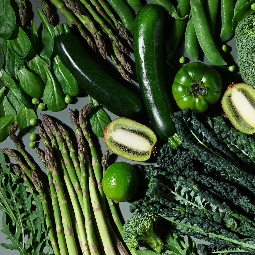 TuSNHD's tweet photo. 💚¡Ve por el verde! Añade verduras a tu dieta: alcachofas, espárragos, brócoli, col rizada, espinaca o aguacate, las opciones son infinitas. Comer color te ayuda a obtener las vitaminas y minerales que tu cuerpo necesita. Más consejos en https://t.co/yopJNbzIwx https://t.co/0Qt7vRtXtA