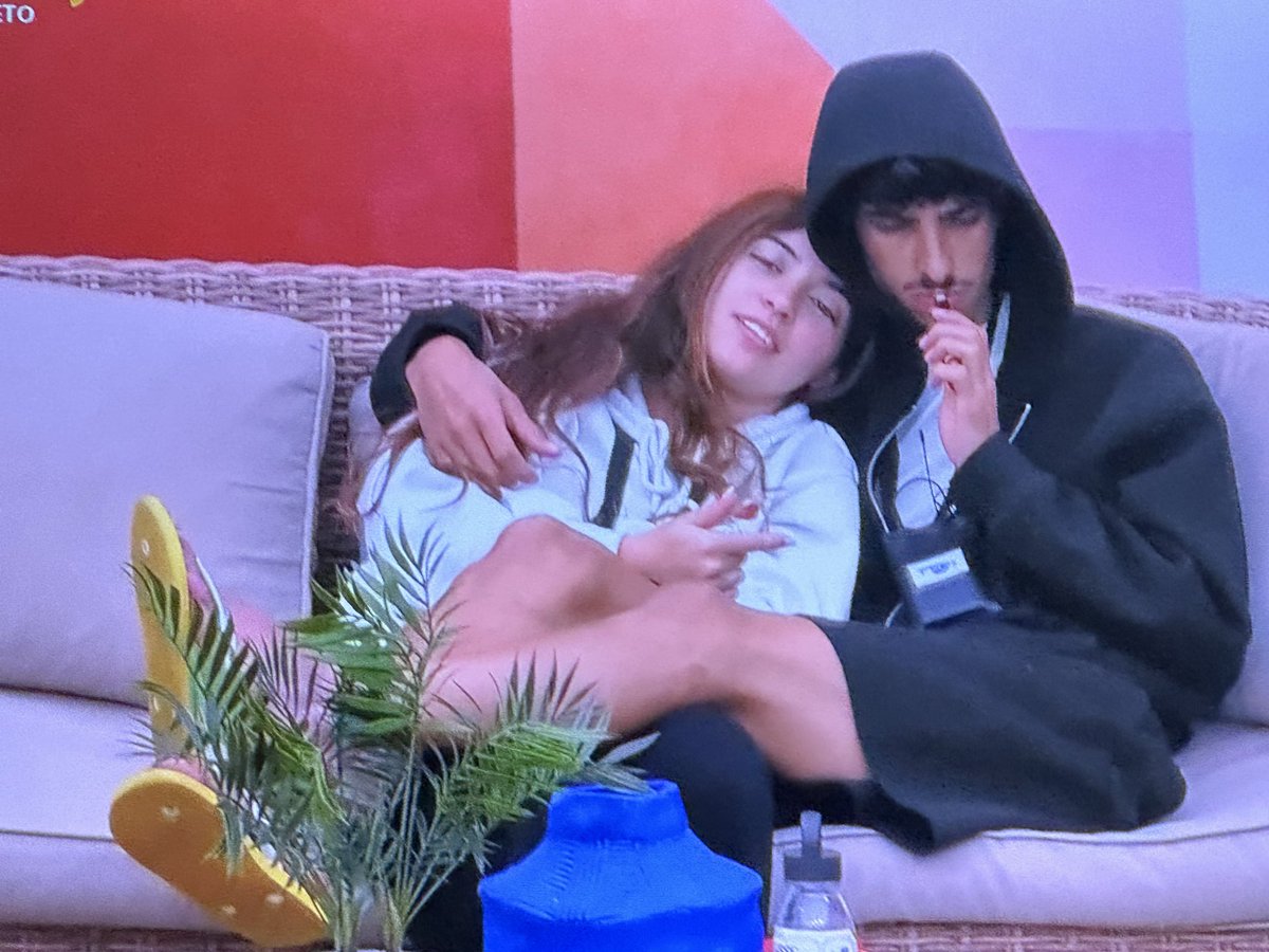 Quem ama não faz o que o Diogo está a fazer. Não venham com merdas que é jogo, até porque ele não tinha necessidade disto uma vez que o segredo dele foi revelado. 
Isto é ultrapassar limites. É não ter respeito e brincar com sentimentos. 
Não deve ser normalizado. 
#sstvi