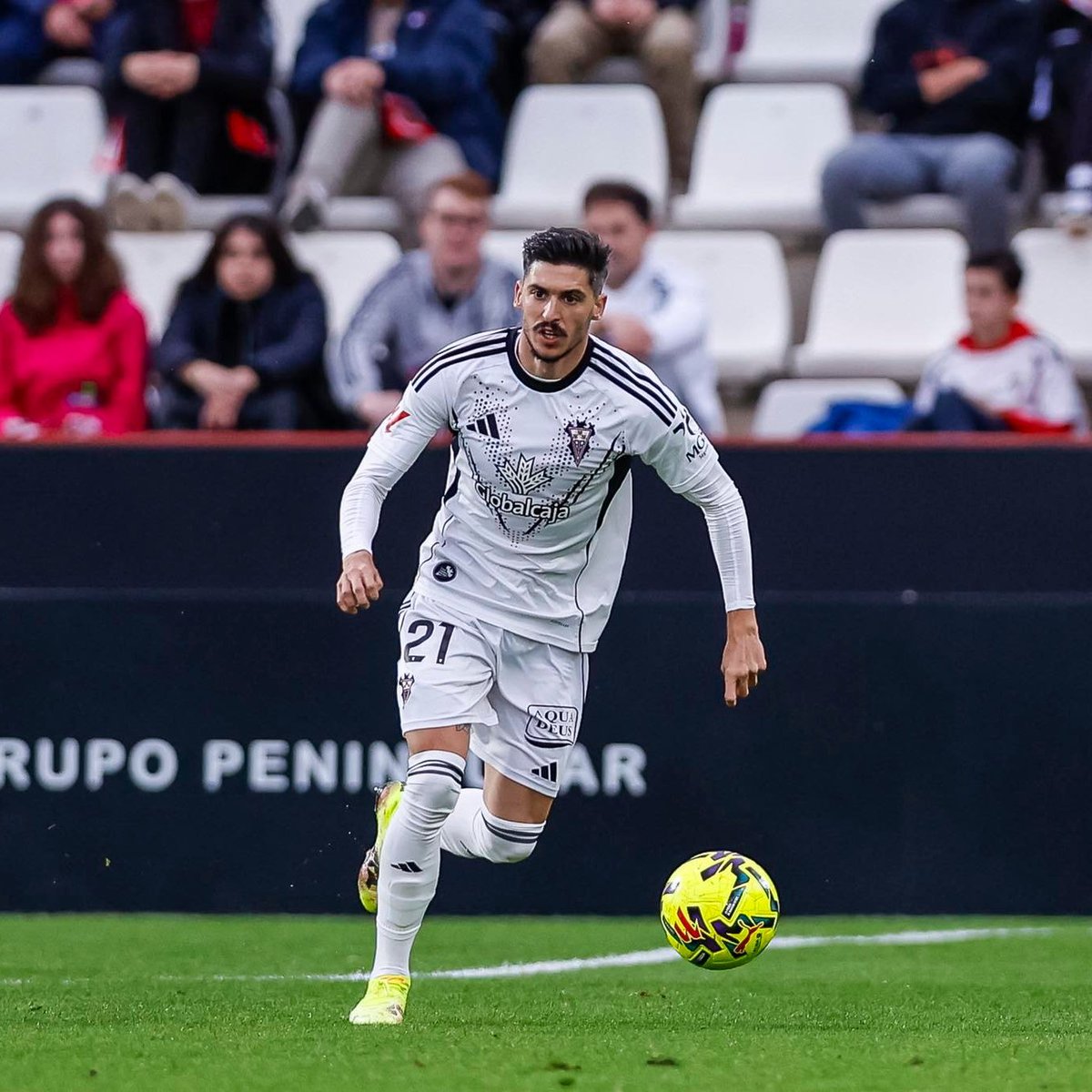 📈 Dato curioso:

Cuando el Albacete ha jugado con defensa de 5 y ha estado Carlos Neva en el campo el equipo aún no ha perdido ningún partido.

En Copa contra el Barcelona el partido iba 0-0 hasta su lesión.