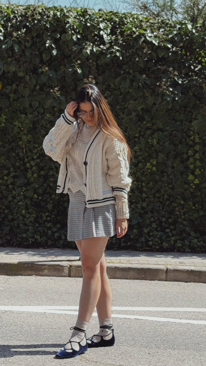 Saricientta's tweet photo. Another day, another merch outfit 🩶
Folklore cardigan could never go wrong with any outfit
#ootd #TSMerch #Swiftie @taylornation13 @taylorswift13 https://t.co/96wd8ER1HY