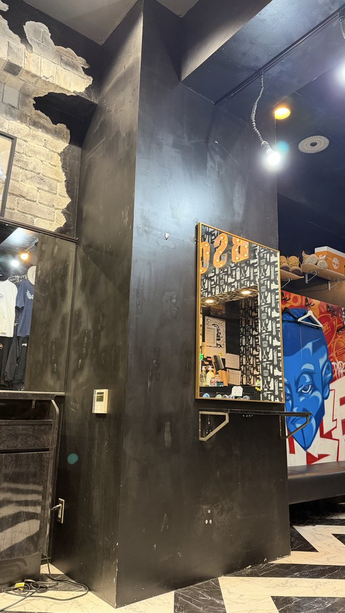 kmtk8891's tweet photo. #paint #graffiti #cue8
写真の柱をスプレー缶でペイント▶︎動画の仕上がり
at BARBERSTYLECLUB 2 https://t.co/cE7AVQOUsC