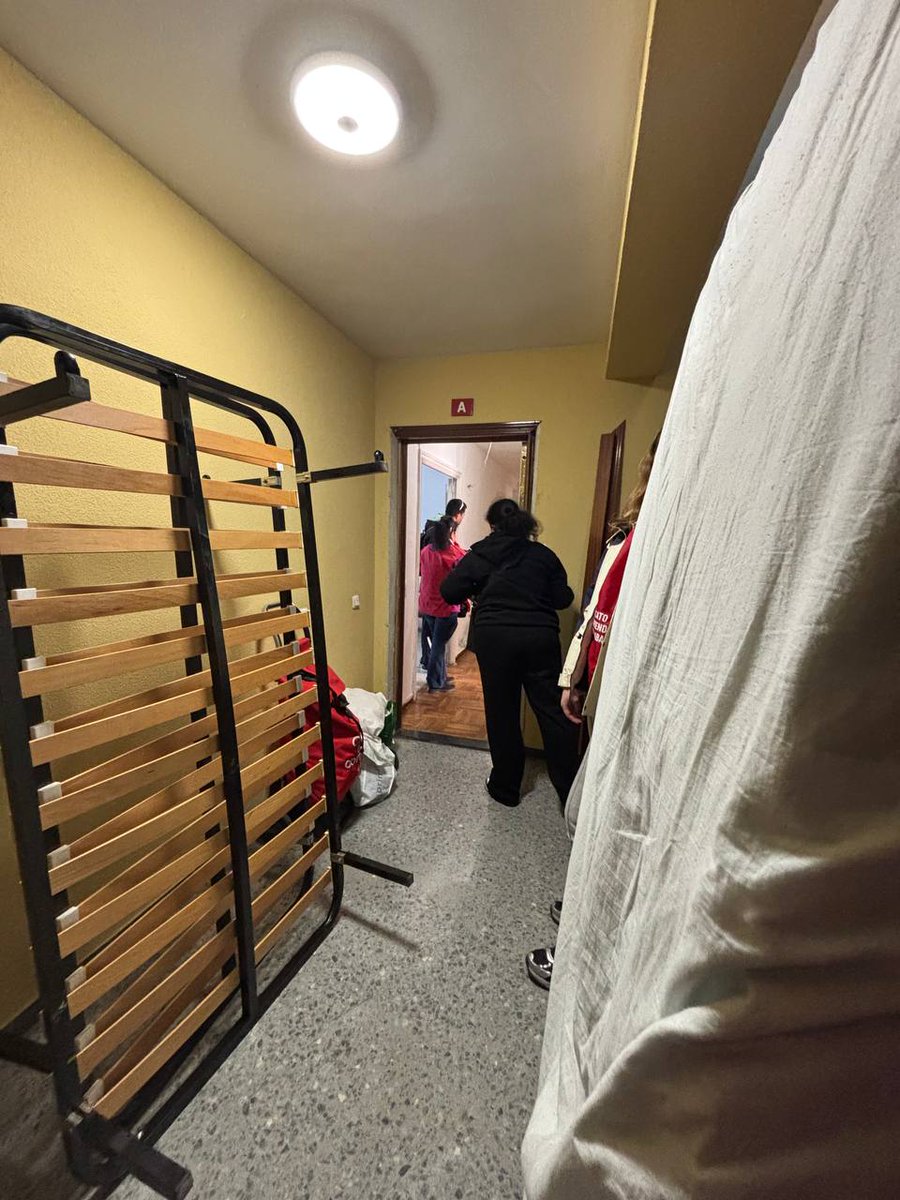 SVCarabanchel's tweet photo. Hoy han desahuciado a una familia. Aunque el proceso judicial no estaba a su nombre, no hemos podido negociar con la comisión judicial porque la policía ha actuado de oficio nuevamente

Luchemos hasta que las casas estén al servicio de nuestras necesidades, no de sus beneficios🗝️ https://t.co/G5PUZblmK0