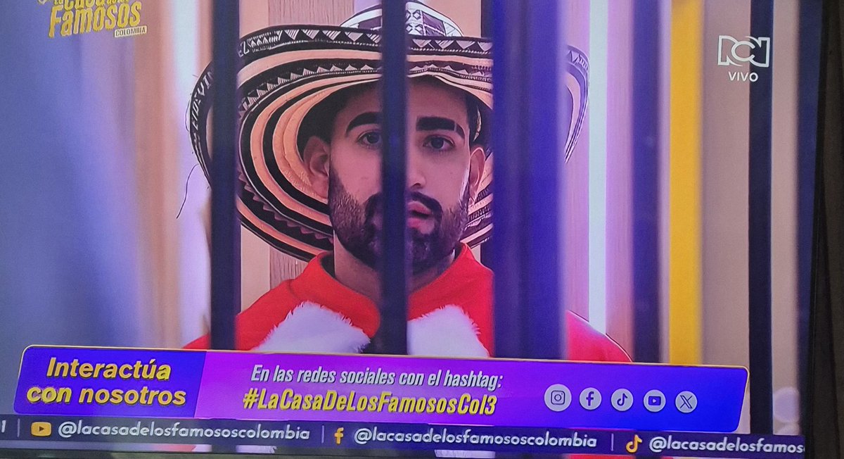 complicescho's tweet photo. Este pendejeo que se cree, HUMILLAR no es divertido, ni obligar a una mujer a un beso, eso ACOSO SEXUAL, ni se puede obligar a ninguna mujer, #lacasadelosfamosos https://t.co/aKRh6aF5lD