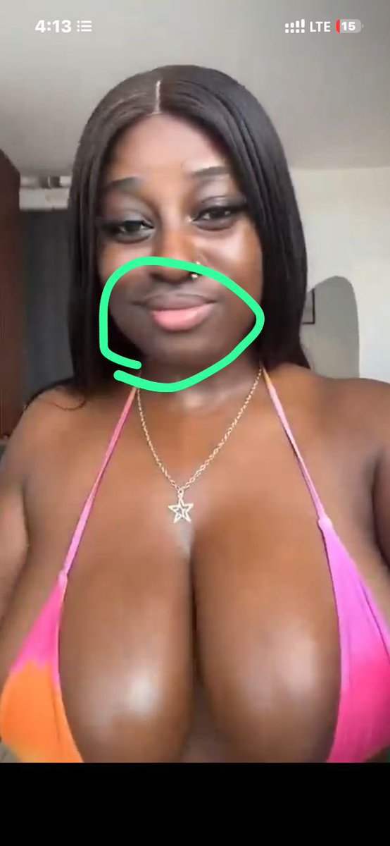 Yo forget the b00bs.
Why this area dey black like that😂😂 wetin she dey eat