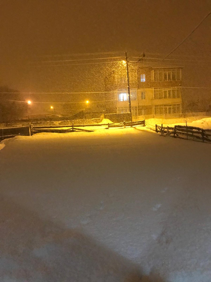 kar lapa lapa yağıyor. o kadar güzel ki... ballı zencefilli ıhlamurumu aldım yağışını izliyorum. mübarek kar.