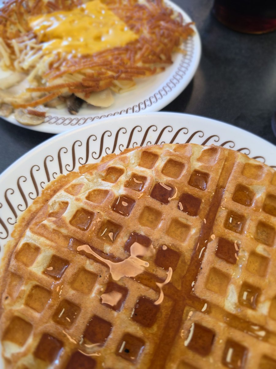 오늘 점심!
오랜만에 머그니까 마싯네

와플에 해쉬브라운 머것서요 

그나저나 갤울26으로 찍은 첫 사진인데 어때!!!
