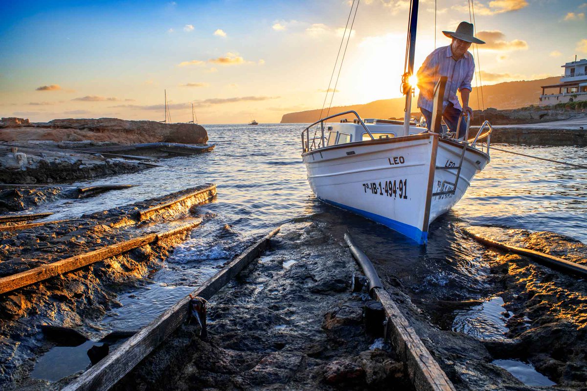Balearia's tweet photo. 🏝️ Formentera es ese lugar donde el Mediterráneo marca el ritmo: amaneceres, 🏖️ playas infinitas, pueblos marineros y una naturaleza única. 🌱
Descubre en el nuevo blog 🌊 #EntreOlas por qué esta isla es considerada el último paraíso del Mediterráneo: https://t.co/5SsjBAqrLN https://t.co/FbxHDNaWDJ