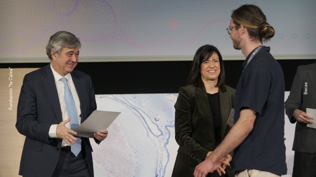 BecariosFLC's tweet image. 5/ En primer lugar, suben al escenario los 60 #becariosFundlaCaixa de doctorado INPhINIT para recibir su diploma y dar el primer paso en una trayectoria llena de preguntas, retos y logros.

¡Felicidades a todos/as!🥳👏