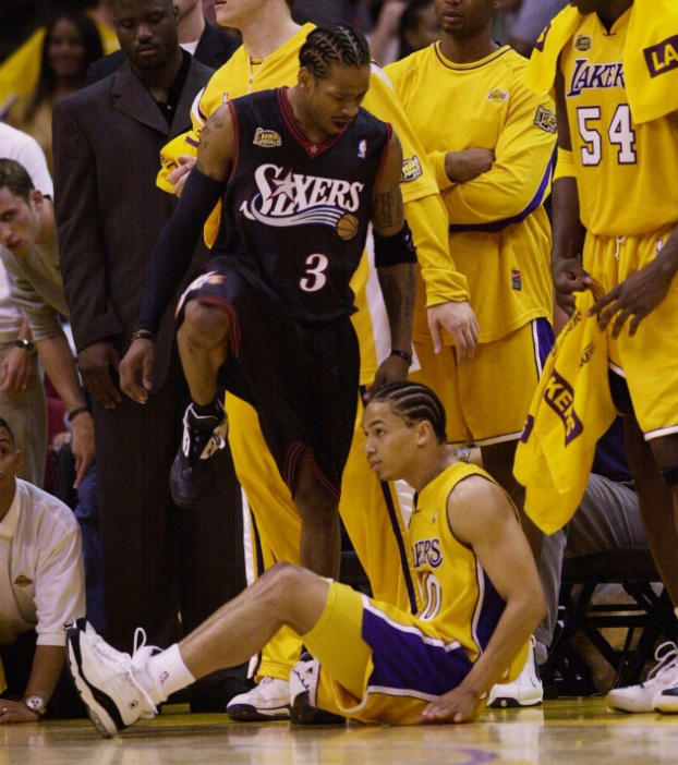 Alvaropc23's tweet photo. Hace 25 años de la icónica imagen de Allen Iverson pasando por encima de Tyronn Lue en el primer partido de las Finales. 
Ese triunfo, ese gesto suponía vencer a cuantos quisieron cuestionar su figura y talento.
Conoce su historia en 𝙑𝙚𝙣𝙘𝙚𝙧 𝙖 𝙂𝙤𝙡𝙞𝙖𝙩 @edicionesjc22 https://t.co/x6Kj8Q71YJ