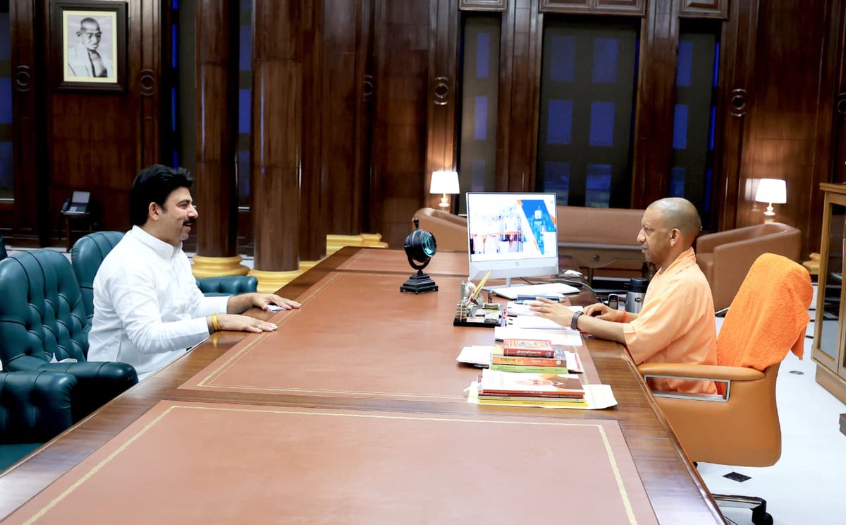 उत्तर प्रदेश के यशस्वी मुख्यमंत्री माननीय श्री <a href="/myogiadityanath/">Yogi Adityanath</a> जी से लखनऊ स्थित उनके शासकीय कार्यालय लोकभवन में भेंट कर उन्हें देवरिया के विकास के लिए पर्याप्त धन उपलब्ध कराने, शिक्षा मित्रों व अनुदेशकों की वेतन वृद्धि करने व कैशलेस चिकित्सा सुविधा उपलब्ध कराने के लिए धन्यवाद
