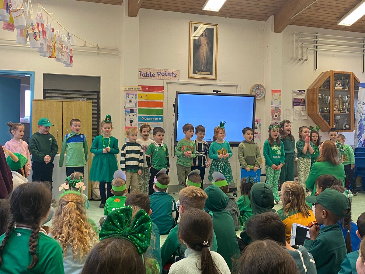 scoilcc86's tweet photo. Bhain na buachaillí agus na cailíní @scoilcc86 taitneamh as Lá Glas le céilí agus ceolchoirm ag taispeáint a gcuid tallann go léir. https://t.co/w5oLXzYYCT
