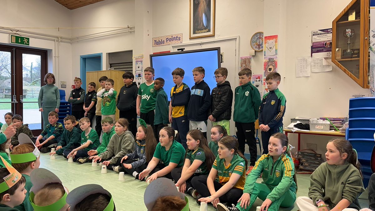 scoilcc86's tweet photo. Bhain na buachaillí agus na cailíní @scoilcc86 taitneamh as Lá Glas le céilí agus ceolchoirm ag taispeáint a gcuid tallann go léir. https://t.co/w5oLXzYYCT