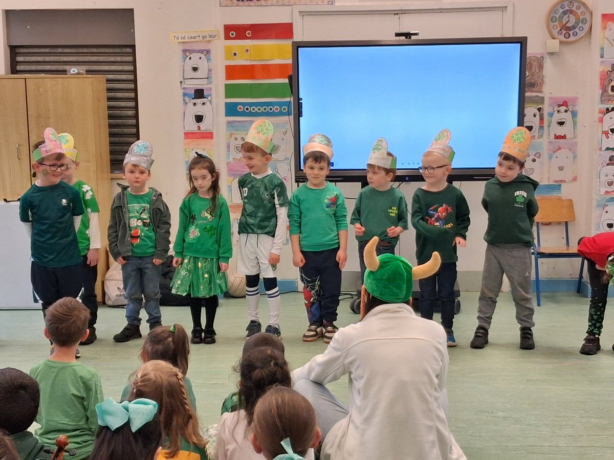 scoilcc86's tweet photo. Bhain na buachaillí agus na cailíní @scoilcc86 taitneamh as Lá Glas le céilí agus ceolchoirm ag taispeáint a gcuid tallann go léir. https://t.co/w5oLXzYYCT