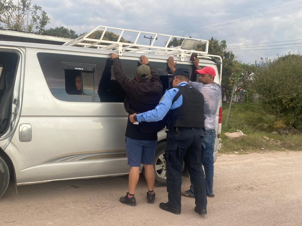 🚨#AcciónesPoliciales🚔

En el Marcos del Plan Operativo Barrios y Comunidades Seguras, funcionarios fronterizos llevan acabo un operativo policial, en el barrio Las Mercedes, Siguatepeque. 

#AsíEstamosTrabajando👮🏻‍♂️👮🏻🚔

#DNSPF #SomosPoliciaDeFronteras