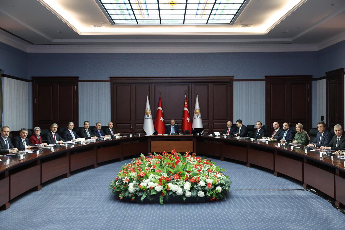 Hayati_Yazici's tweet photo. Genel Başkanımız ve Cumhurbaşkanımız Sn. @RTErdogan başkanlığında Merkez Yürütme Kurulu Toplantımızı gerçekleştirdik. 

Toplantımızın partimiz, ülkemiz ve milletimiz için hayırlara vesile olmasını diliyorum. https://t.co/CMvC1jbpgb