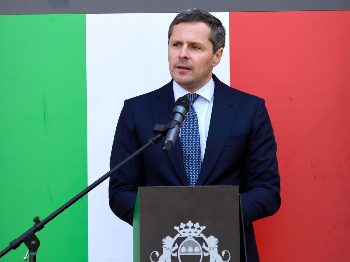 matteoperegodic's tweet photo. A Santena, per le celebrazioni del 165esimo Anniversario dell’Unità d’Italia, è stata deposta una corona di alloro sulla tomba di Camillo Benso, Conte di Cavour https://t.co/axkaVUVjxp