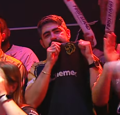 Emi (Broken screen) tweet media