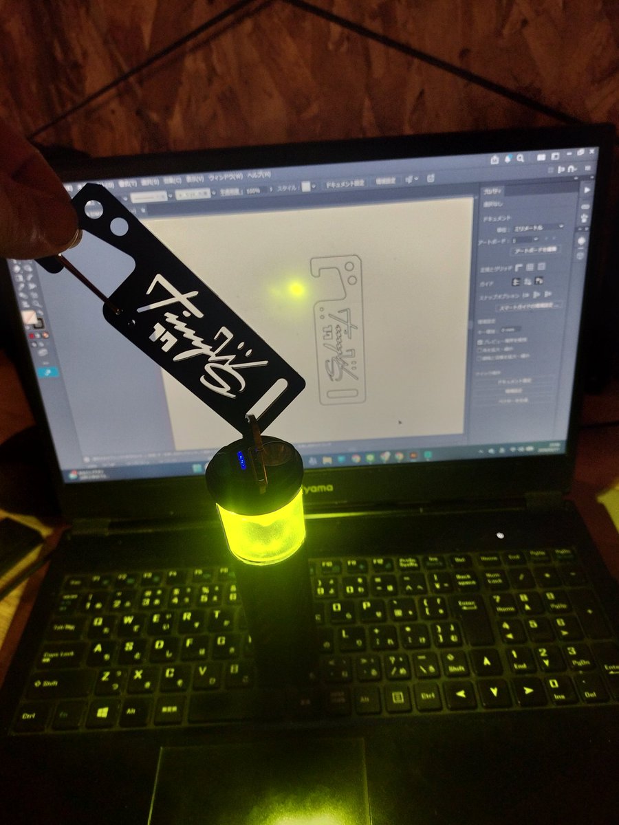 kazzCamp's tweet photo. 図面描くところから1時間でつくってみたアクリルカラビナ👀 https://t.co/wX2qbZvTUI