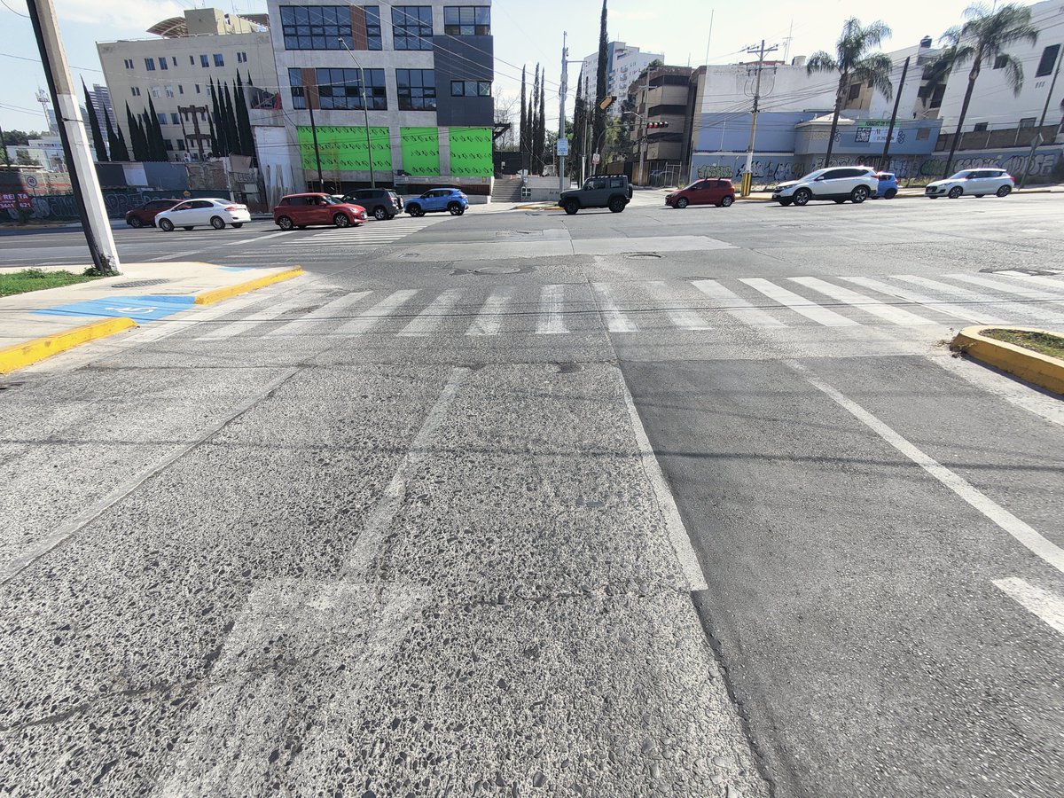 poetadeplata's tweet photo. @fraccjacarandas , @MovilidadZap : esta es la única forma de solucionar la movilidad de la colonia Jacarandas. Lo ocurrido el sábado nos muestra el escenario que habrá que enfrentar próximamente a diario:  hay múltiples desarrollos verticales en los linderos e (1/4).... https://t.co/8YQkz0edBF