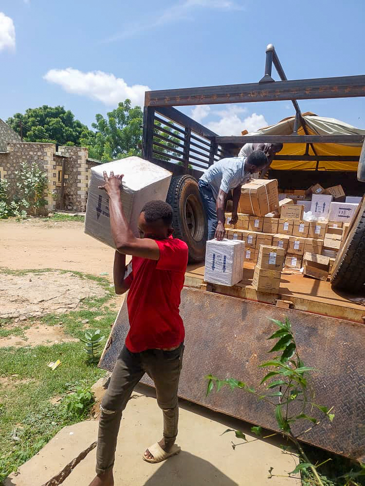 UNDP_Sudan's tweet photo. For people living with HIV &amp; TB in a besieged city, medicine deliveries can mean the difference between life and death.

After a 1,200 km journey, trauma supplies, reproductive health care &amp; HIV/TB treatment reached clinics in #South_Kordofan.

Read more: https://t.co/RLjyig36tp. https://t.co/r55VlniaQ4