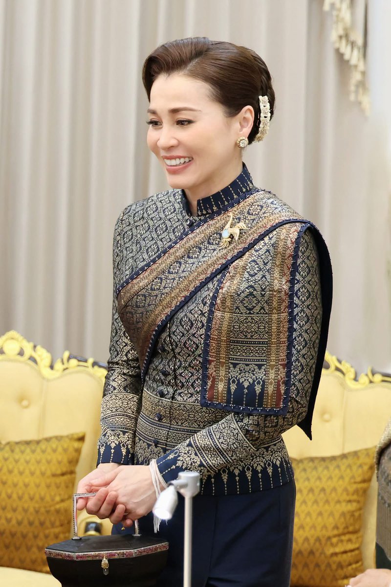 มากกว่าคำว่าสวย มากกว่าคำว่าใช่
คำใดหนอ จะบรรยายให้งามเท่าพระองค์
💜✨👸🏻