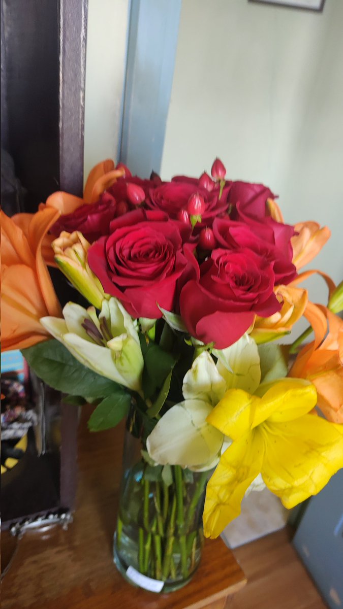 franquiroga's tweet photo. Muchas gracias por las flores, están lindas, llegó algo tarde, mi cumpleaños fue ayer, no importa, están lindas https://t.co/fuppO7XS4h