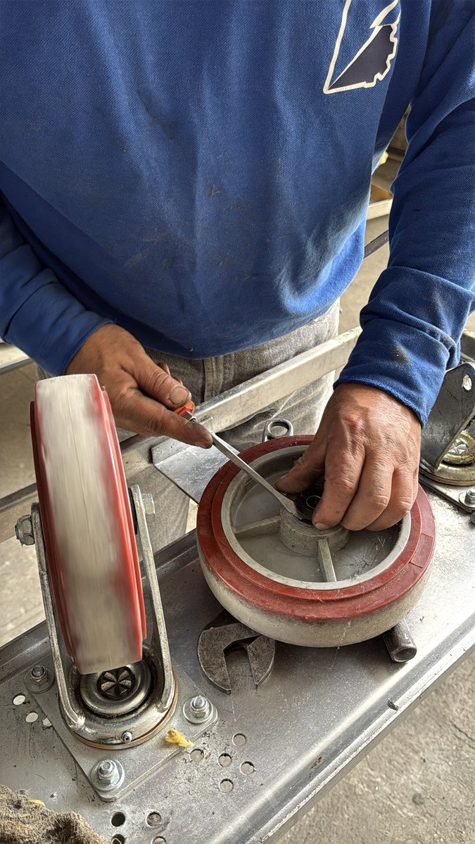 #Loja | Cuidar cada detalle también es cuidar la salud. En el <a href="/HIAyoraLoja/">Hospital General Isidro Ayora - Loja 🇪🇨</a> realizamos el mantenimiento de los coches de alimentación, un servicio fundamental que garantiza que los alimentos lleguen de manera segura y en óptimas condiciones a cada paciente.