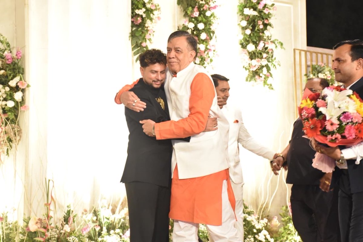 Satishmahanaup's tweet photo. कानपुर के गौरव एवं भारतीय क्रिकेट टीम के स्टार गेंदबाज कुलदीप यादव के रिसेप्शन समारोह में सेंट्रम होटल पहुंचकर नवविवाहित दंपति को हार्दिक शुभकामनाएं एवं आशीर्वाद प्रदान किया। 
#Kuldeepyadav #Lucknow https://t.co/vT81PtqPct