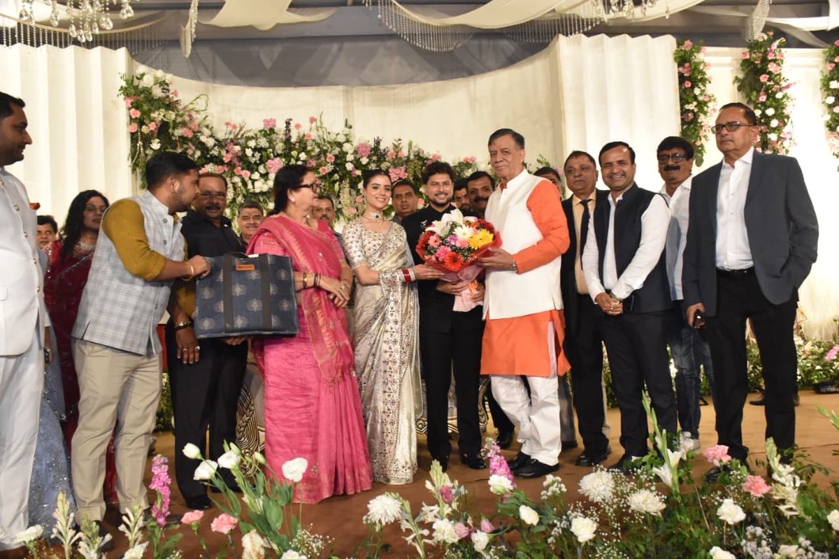 Satishmahanaup's tweet photo. कानपुर के गौरव एवं भारतीय क्रिकेट टीम के स्टार गेंदबाज कुलदीप यादव के रिसेप्शन समारोह में सेंट्रम होटल पहुंचकर नवविवाहित दंपति को हार्दिक शुभकामनाएं एवं आशीर्वाद प्रदान किया। 
#Kuldeepyadav #Lucknow https://t.co/vT81PtqPct